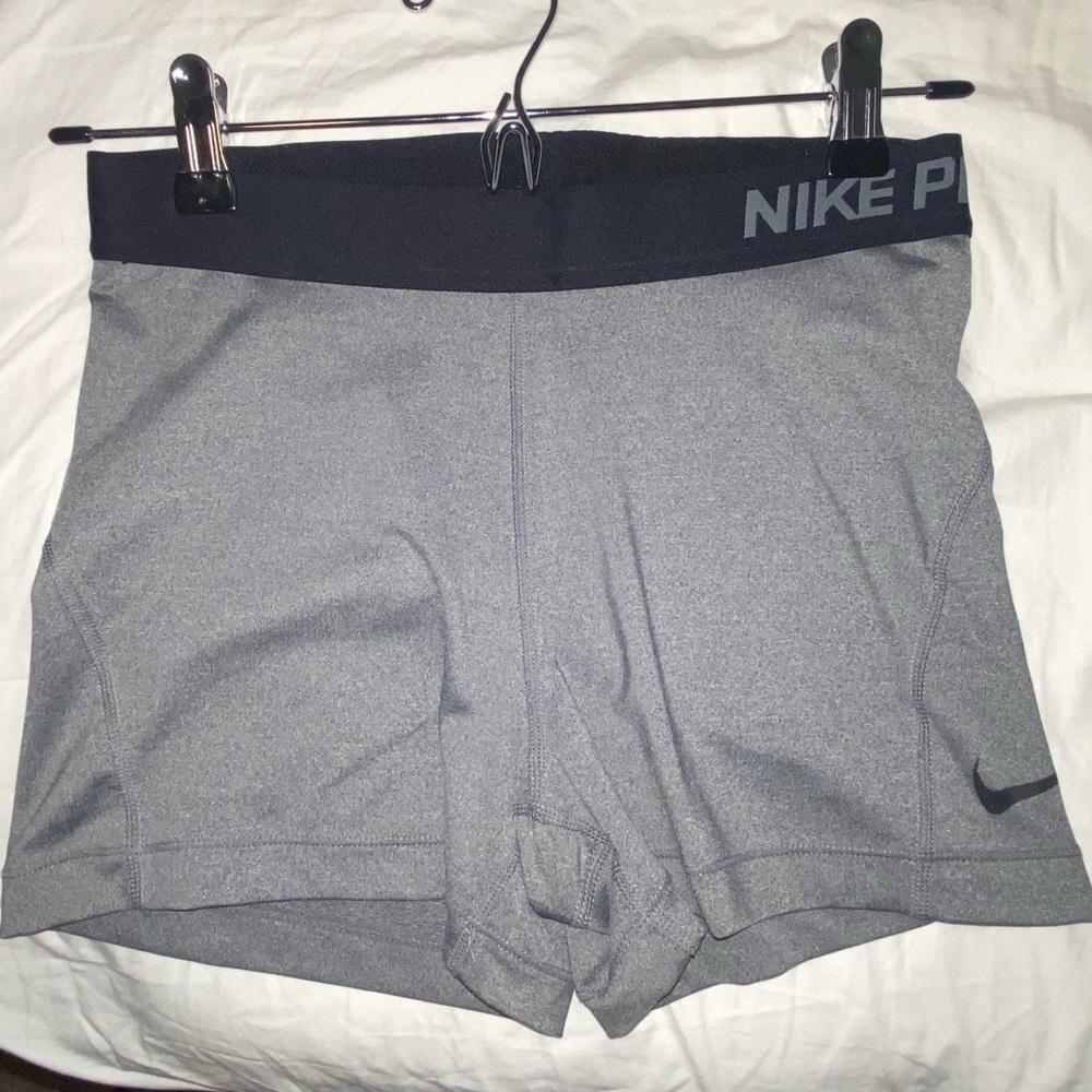 Nike pro women’s gym shorts gray medium